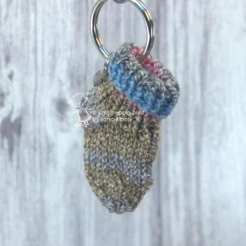 Bunt gestrickter Schlüsselanhänger als süßes Söckchen - schlüsselanhänger handgestrickte socke