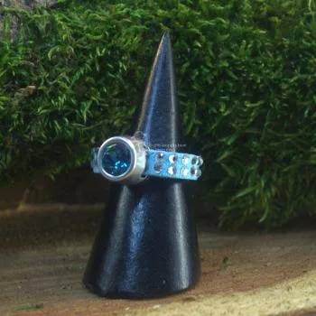 Damenring mit Strass-Band hellblau und Swarovski-Stein schmal