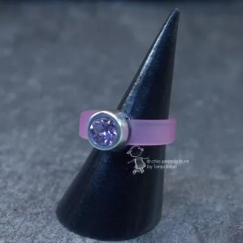 Damenring mit Kautschuk-Band rosa und Swarovski-Stein schmal