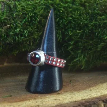 Damenring mit Strass-Band rot und Swarovski-Stein schmal
