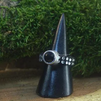 Damenring mit Strass-Band schwarz und Swarovski-Stein schmal