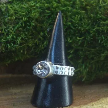Damenring mit Strass-Band weiß und Swarovski-Stein schmal
