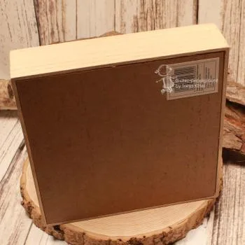 Glatte Unterseite des quadratischen Serviettenhalters aus Holz auf einer dekorativen Baumscheibe.