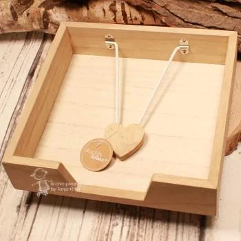 Quadratischer Serviettenhalter aus Holz in Natur-Hellbraun mit hölzernem Herz-Gewicht und Boltze-Etikett.