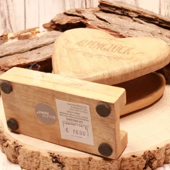Unterseite des dekorativen Holz-Serviettenspenders mit vier bodenschonenden Filzgleitern auf einer Baumscheibe.