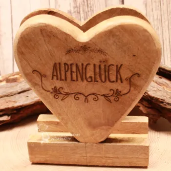 Stehender Serviettenhalter aus Holz in Herzform mit der eingebrannten Aufschrift Alpenglück.