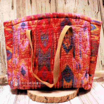 Große bunte Shoppertasche aus Filz mit zwei Reißverschlussfächern und breiten braunen Lederriemen, handgefertigt, vor neutralem Hintergrund.