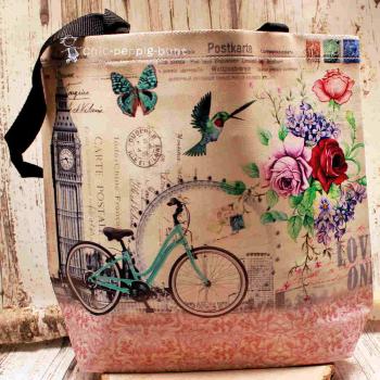 Große Shoppertasche aus rosa Kunstleder mit cremefarbenen Details, langem Schulterband und hellem Innenfutter vor hellem Hintergrund.