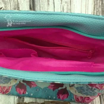 blauer Schmetterling auf grosser Shoppertasche