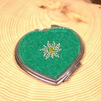 Taschenspiegel Herz Filz grün Tracht Strass Edelweiß geschlossen