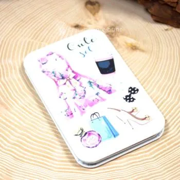 Eleganter Taschenspiegel mit Parfum und Kleid Motiv