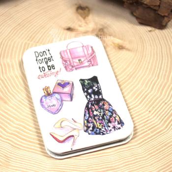 Stilvoller Taschenspiegel mit elegantem Parfum-Kleid-Taschen-Motiv, Maße 6 x 9,5 x 1 cm.