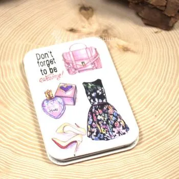Stilvoller Taschenspiegel mit elegantem Parfum-Kleid-Taschen-Motiv, Maße 6 x 9,5 x 1 cm.