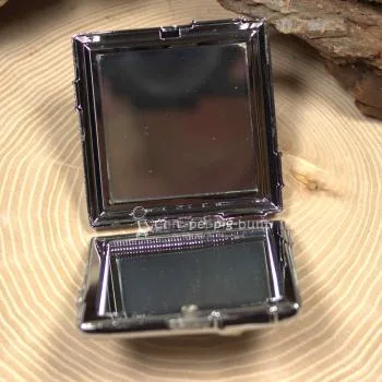 Kompakter Handspiegel in Silber 5,5x5,5x1,3 cm Maße