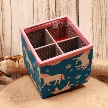 Draufsicht auf die Einhorn-Ordnungsbox mit flachem Fach für Kleinteile wie Radiergummis.