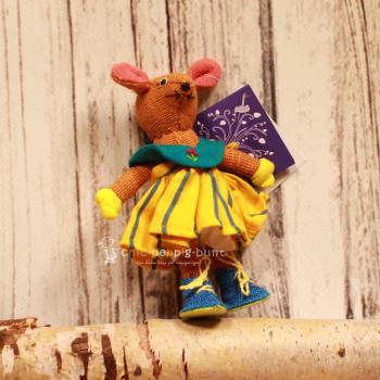 Kleine bunte Barefoot Spielfigur Maus aus Baumwolle mit blauem Kleid und blauen Schuhen, Mini-Lernspielzeug zum Ankleiden.
