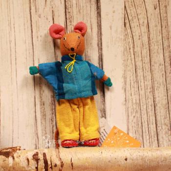 Bunte Barefoot Spielfigur Maus aus Baumwolle mit gelber Hose und roten Schuhen, handgenähtes Lernspielzeug zum Ankleiden.