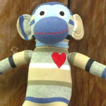 Sockenaffe als Stofftier beige und blaue Streifen
