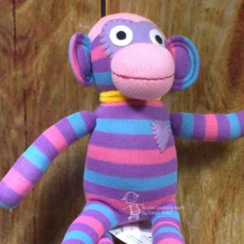 Kuscheltier Sockenaffe in den Farben lila-pink-blau gestreift