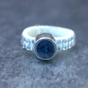Damenring mit Strass-Band weiß und Swarovski-Stein schmal
