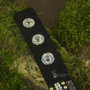 Vielseitig rockiges Nieten Wildleder-Optik Armband im Glitzerstil - strassarband farbig schwarz nieten1