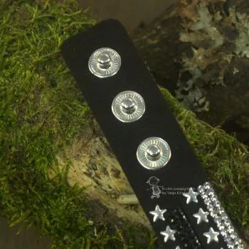 Rock-Gotik Stil Wildleder-Optik Armband mit Straß und Stern Nieten versetzt - strassarband farbig schwarz stern nieten1