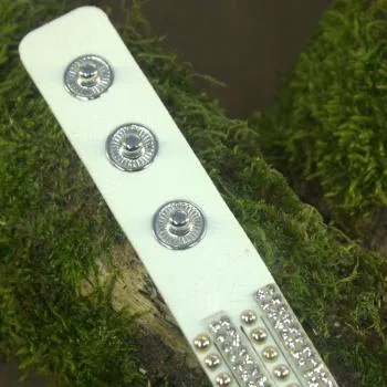 Vielseitig rockiges Nieten Wildleder-Optik Armband im Glitzerstil - strassarband farbig weis nieten1
