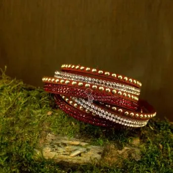Vielseitig rockiges Nieten Wildleder-Optik Armband im Glitzerstil - strassarmband nieten rot