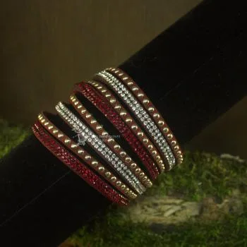 Vielseitig rockiges Nieten Wildleder-Optik Armband im Glitzerstil - strassarmband nieten rot1