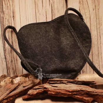 Rückseite der herzförmigen Filztasche in Dunkelgrau mit Filz-Schulterriemen.