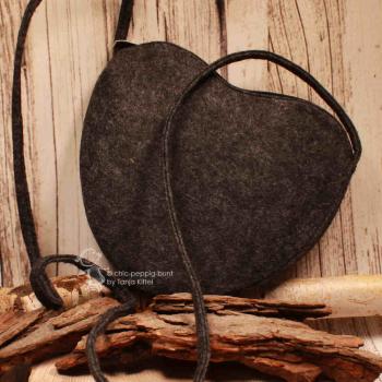 Rückseite der herzförmigen Filz-Handtasche in neutralem Dunkelgrau mit Schulterriemen.