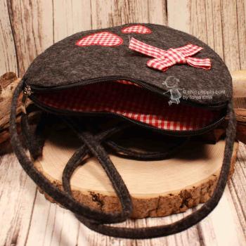 Innenansicht der Herz-Filztasche mit rot-weiß kariertem Futter und offenem Reißverschluss.