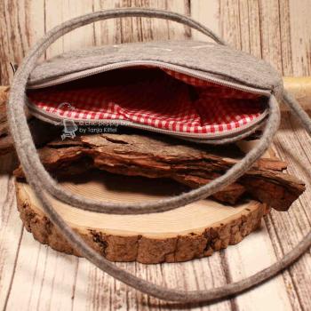 Filz-Umhängetasche "Herz-Bua" – Hellgrau mit Hirsch-Stickerei & Karo-Futter