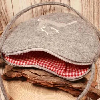 Detailaufnahme der hochwertigen Hirsch-Stickerei auf der grauen Filz-Umhängetasche.