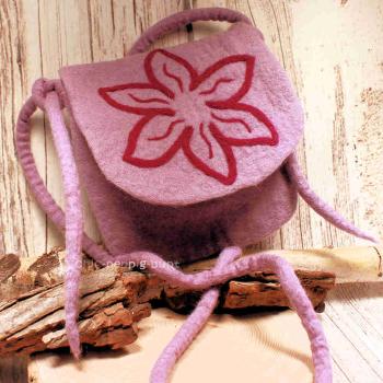 Lila quadratische Umhängetasche aus handgemachtem Filz mit aufgesetzter Blume, Filzknopf-Verschluss und langem Schulterband.