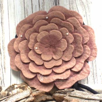 Große altrosa Umhängetasche aus Filz in Blumenform mit edler Perlenverzierung und schwarzem Innenfutter.