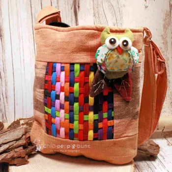 Braun-rote Patchwork-Handtasche Paula mit Eulen-Applikation, Reißverschluss-Fach und verstellbarem Gurt.
