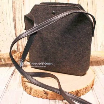 Dunkelgraue Handtasche aus Filz mit braunem Lederriemen und silbernem Druckknopf-Verschluss, minimalistischer Look.