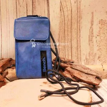 Kompakte Bench Umhängetasche in Blau mit schwarzem Logo-Print und Segelseil.