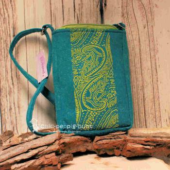 Kleine grüne Filz-Handtasche für Damen mit Reißverschluss und langem Schultergurt auf hellem Untergrund.