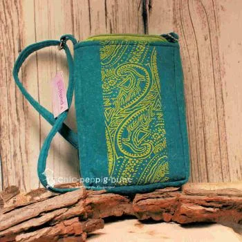 Kleine grüne Filz-Handtasche für Damen mit Reißverschluss und langem Schultergurt auf hellem Untergrund.