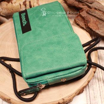 Nahaufnahme des Sicherheits-Druckknopfs am Reißverschluss-Zipper der grünen Bench Tasche.