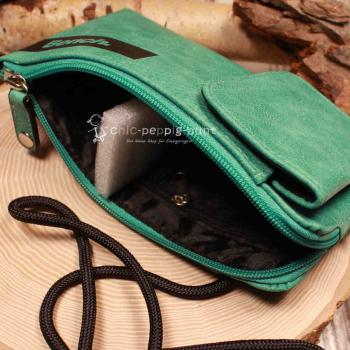 Offene grüne Leder Umhängetasche mit Blick auf 4 Kartenfächer und Reißverschlussfach.