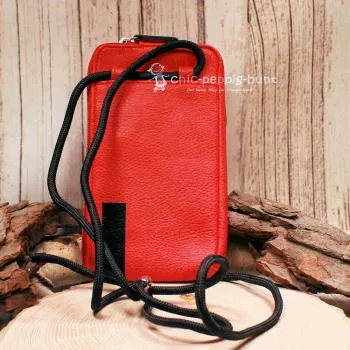Rückseite der orange-roten Leder Handytasche mit Aufhängung für das Segelseil.
