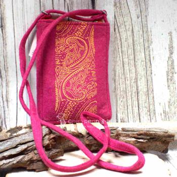 Kleine pinke Filz-Umhängetasche für Damen mit Reißverschluss und extrem langem, verstellbarem Schultergurt auf hellem Hintergrund.