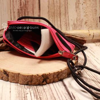 Detailansicht der Fächeraufteilung der Bench Umhängetasche in Pink.