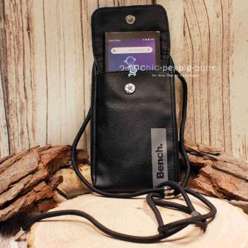 Geöffnete schwarze Leder Umhängetasche mit eingeschobenem Smartphone im Frontfach.