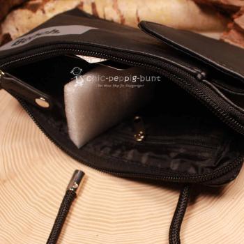 Blick in die schwarze Handtasche auf die 4 Kartensteckplätze und das Münzfach.