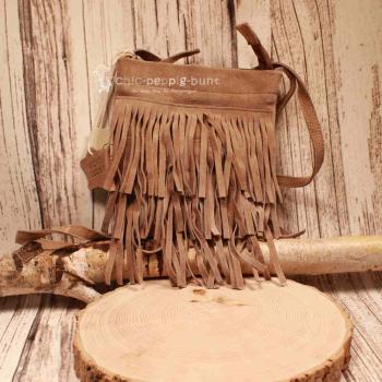 Kleine braune Mini-Handtasche aus weichem Wildleder mit Fransen und verstellbarem Schultergurt, Crossbody getragen.