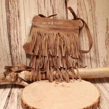 Kleine braune Mini-Handtasche aus weichem Wildleder mit Fransen und verstellbarem Schultergurt, Crossbody getragen.